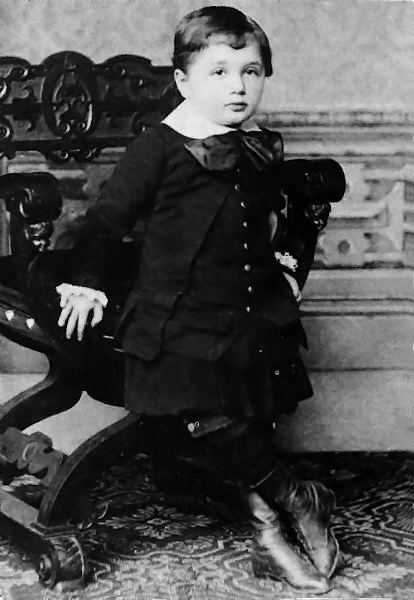 Albert_Einstein_at_the_age_of_three_(1882).jpg-80.6kB